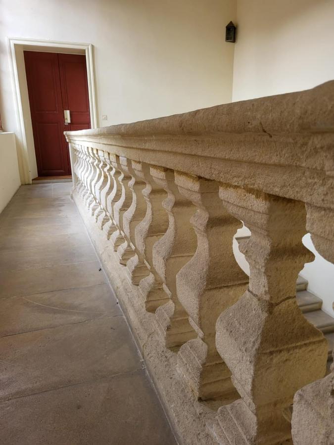 Uzes, Au Coeur Du Centre Medieval La Boussole D'Uzes, Appartement De Caractere Du XVII -Eme Siecle Dış mekan fotoğraf
